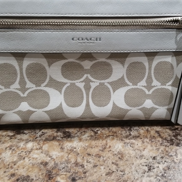 Coach wristlet - Picture 2 of 4